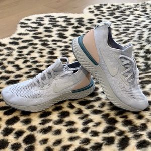 Nike epic react flyknit platinum beige